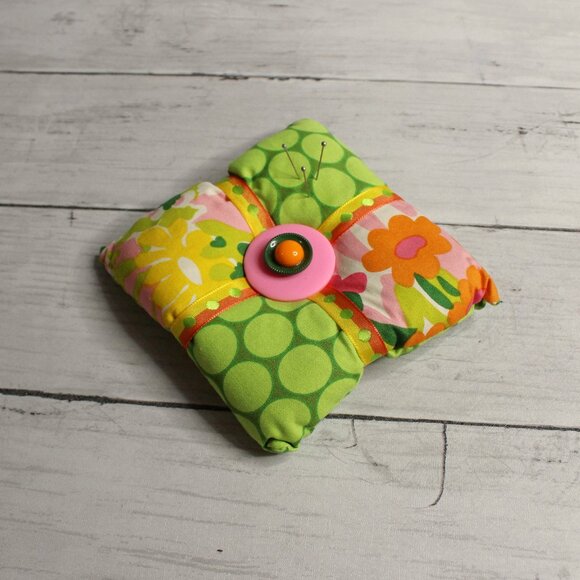 Handmade Pin Cushion Retro Vintage Patchwork Fabric Reversible Sewing - Picture 3 of 4